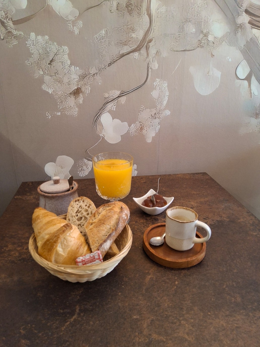 Petit-déjeuner du quai — café, pain & viennoiseries, confiture maison, jus d’orange