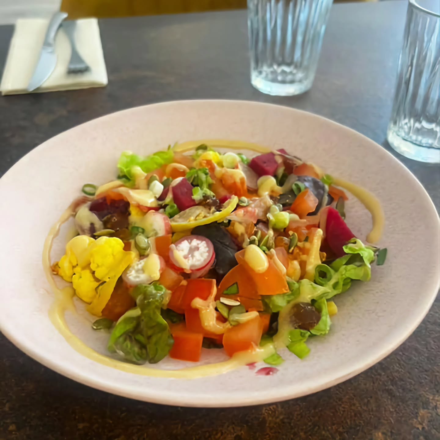 Salade de saison aux pickles maison et graines torréfiées