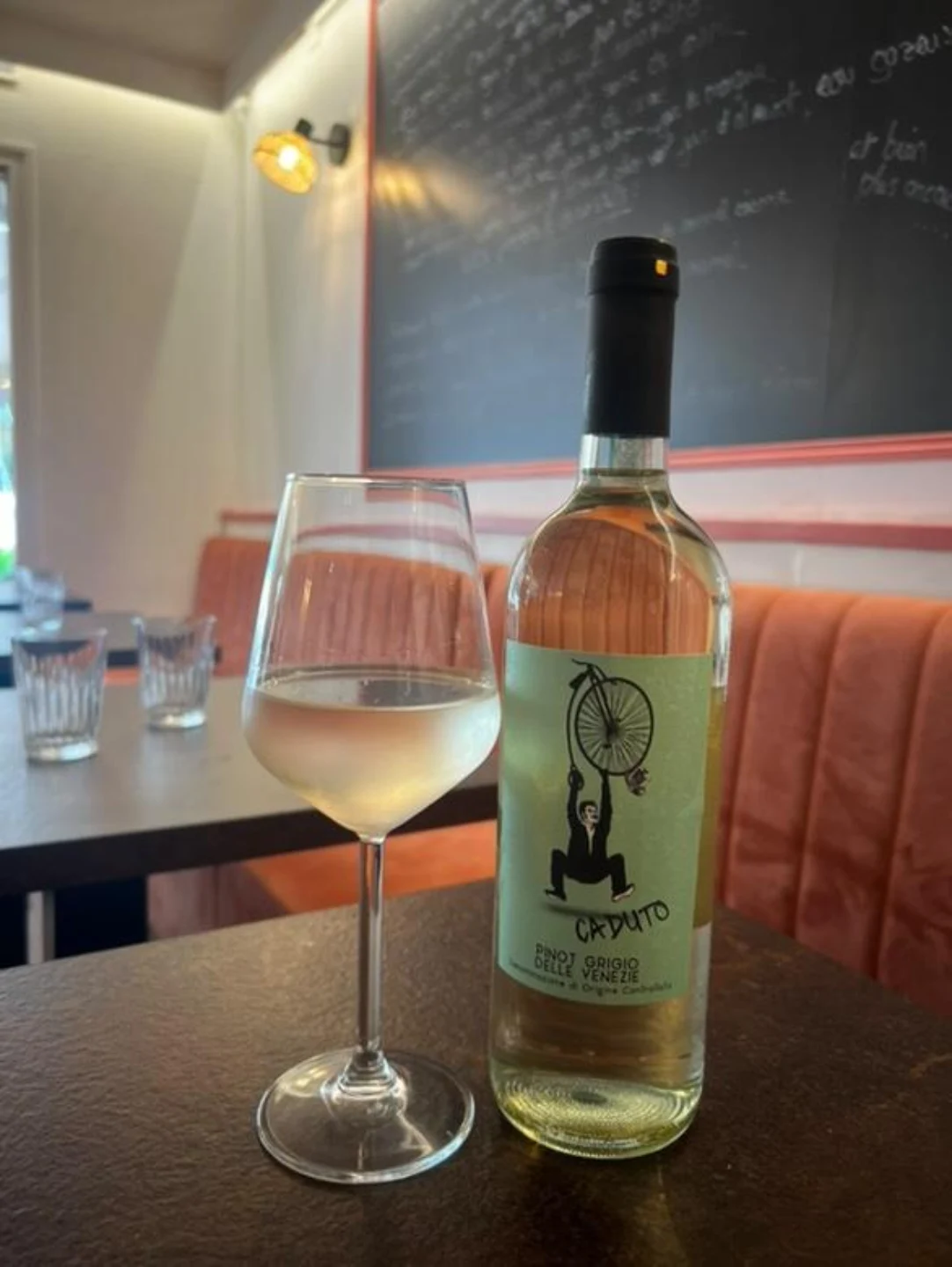 Verre de vin blanc sur table
