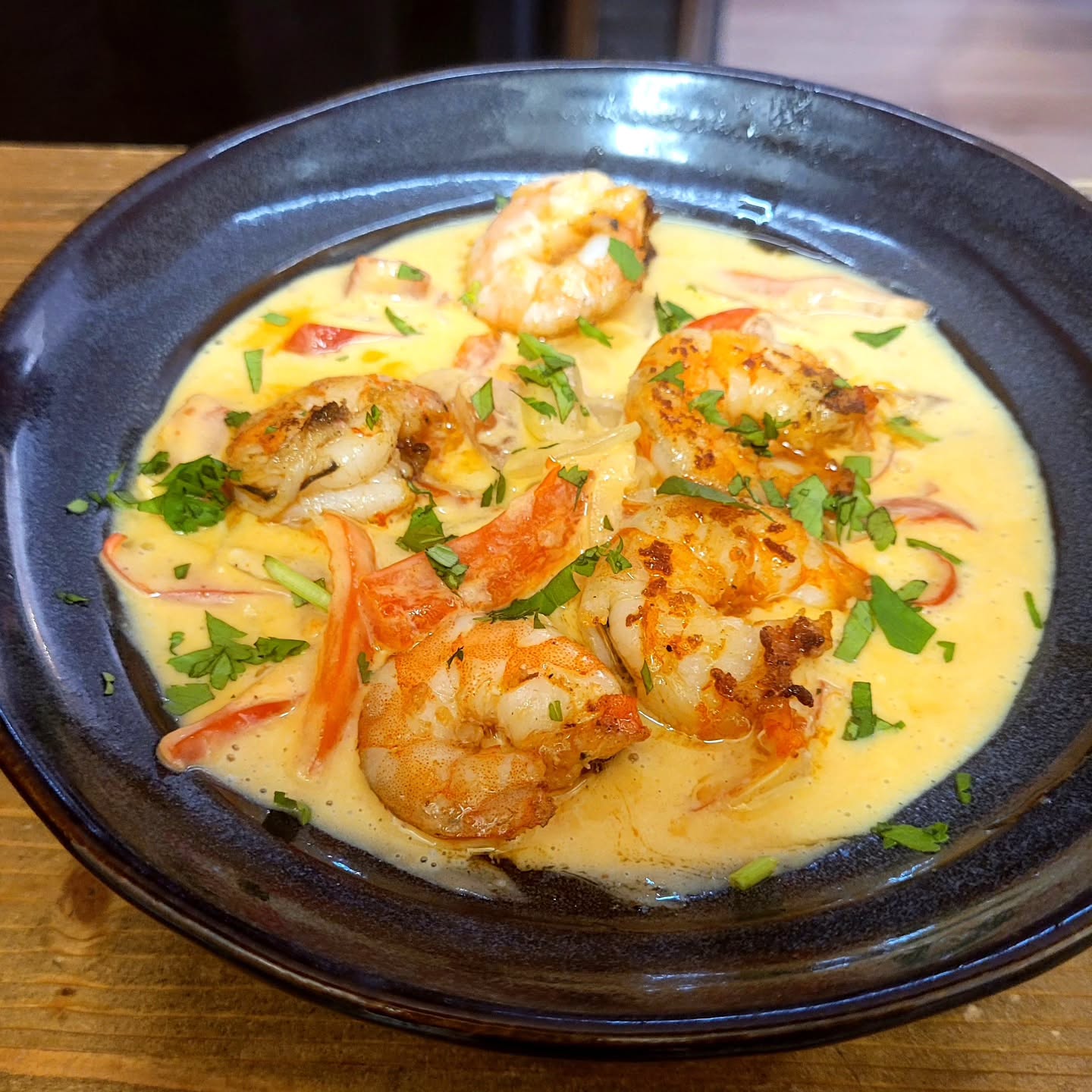 Crevettes snackées en crème de coco citronnée