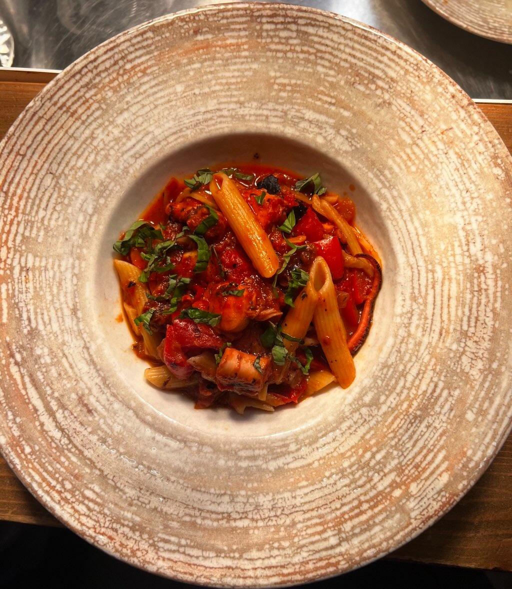Penne au ragoût de tomates et basilic